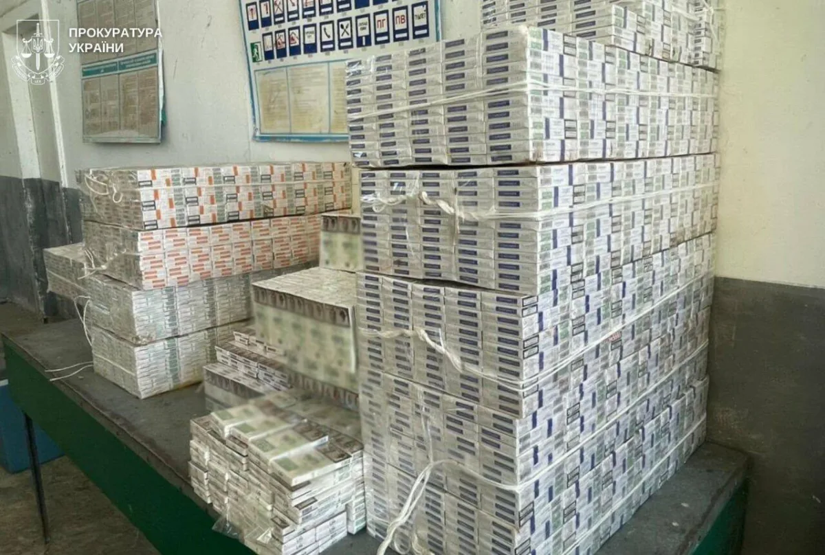 Контрабанда цигарок у мікроавтобусі: як викривають нелегальний вивіз