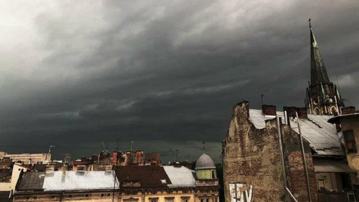 Грози та шквальний вітер у Львові: як захистити себе під час негоди