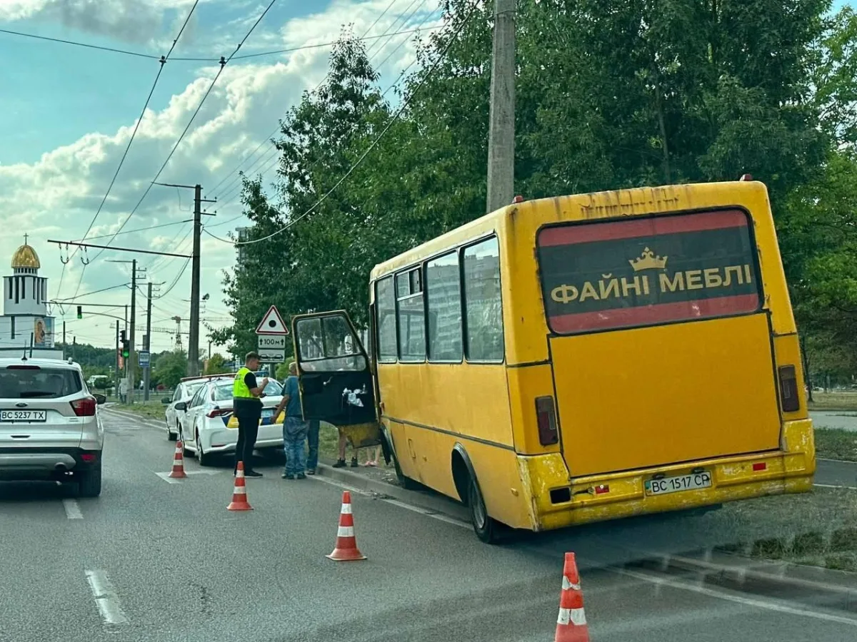 ДТП у Львові на Сихові: маршрутка врізалася у стовп, постраждали пасажири