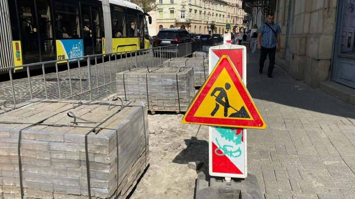 Безбар'єрний тротуар на площі Соборній у Львові: як облаштовують доступний хідник