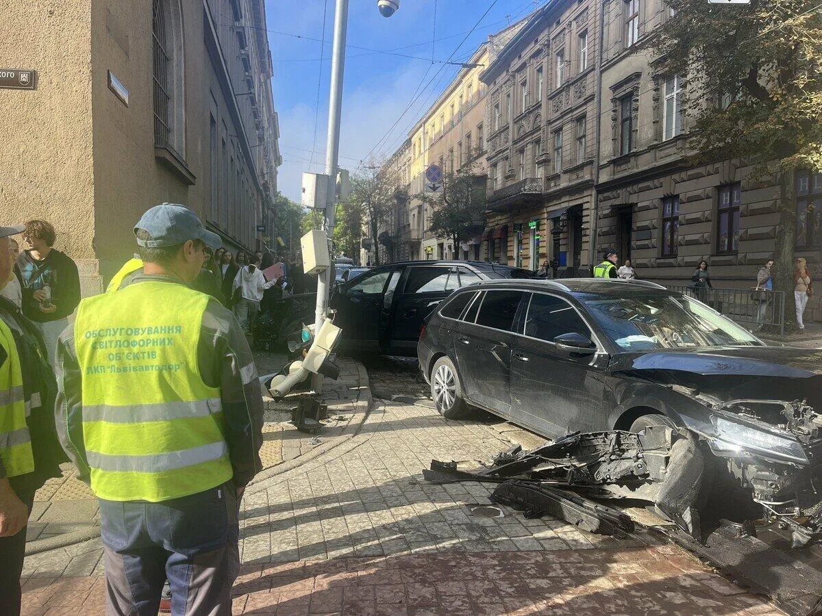 ДТП на перехресті Дорошенка та Словацького у Львові: що сталося зі світлофором