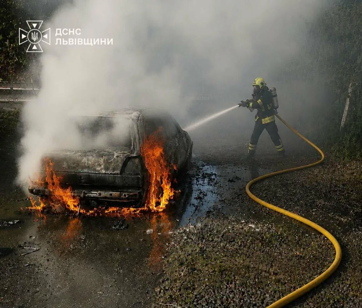 Загорівся Volkswagen Golf на Львівщині: як водій врятувався