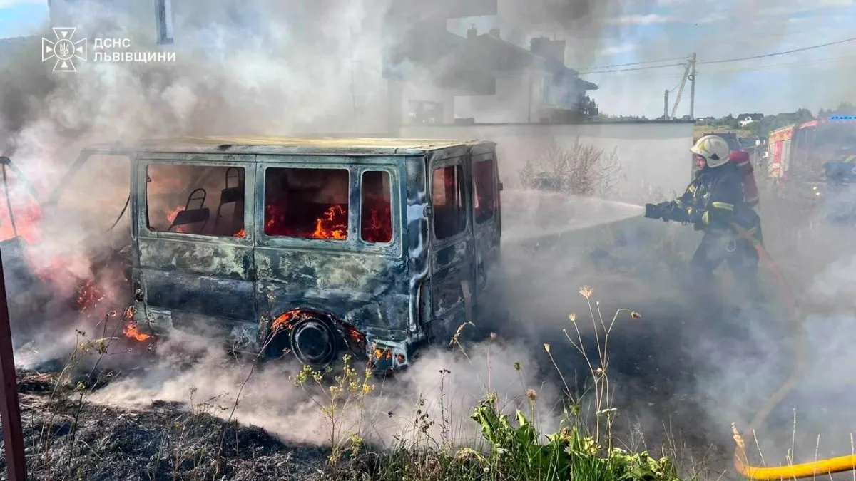 Пожежа Ford Transit біля Львова: як рятувальники гасили авто