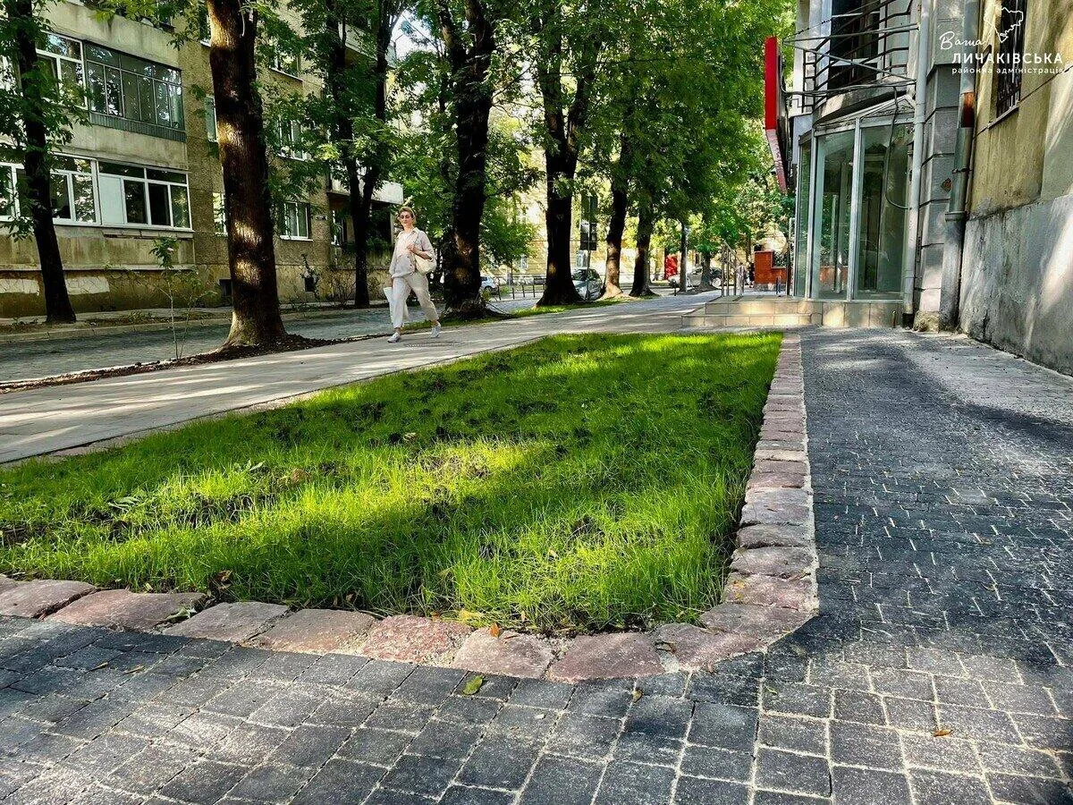 Безбар'єрний тротуар на вулиці Івасюка у Львові: як облаштували доступний простір