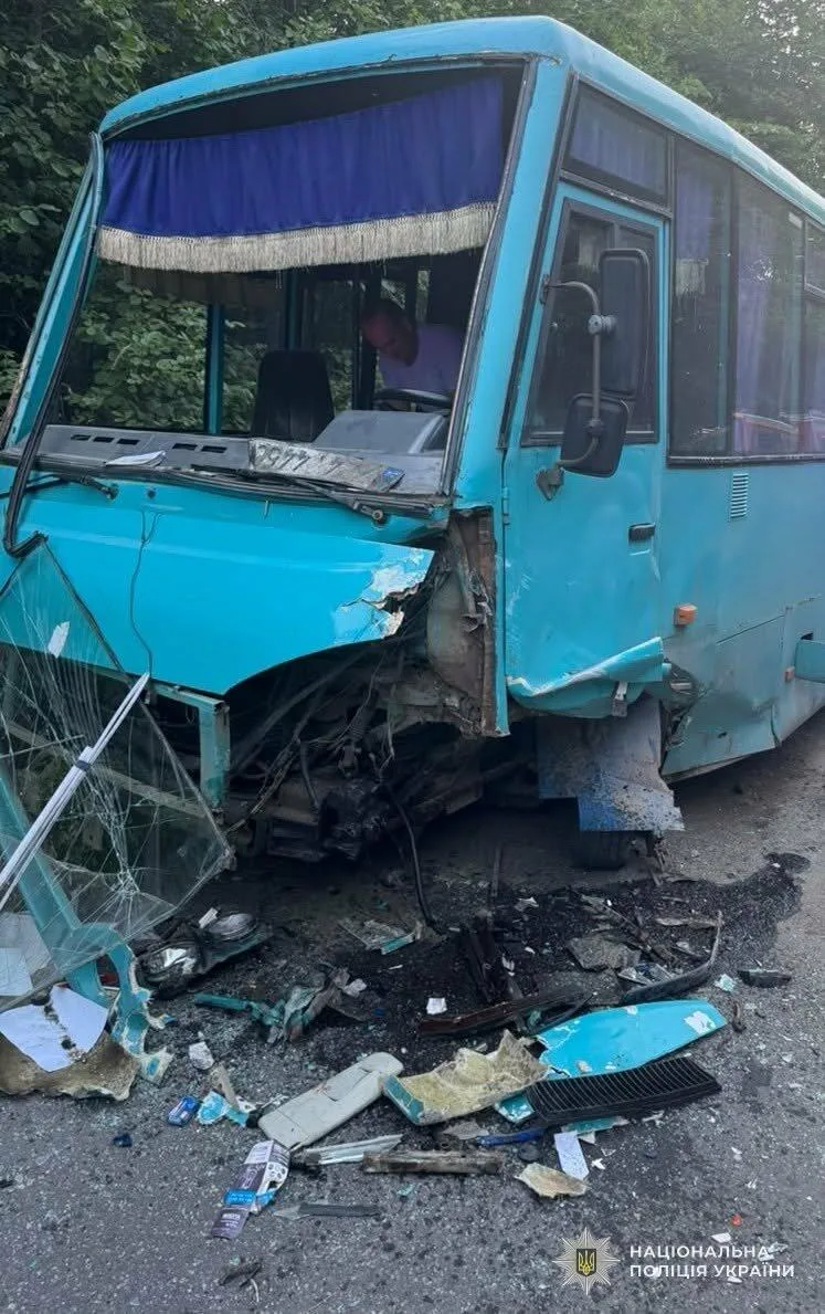 Серйозна ДТП на Дрогобиччині: 11 постраждалих у зіткненні автобуса й легковика