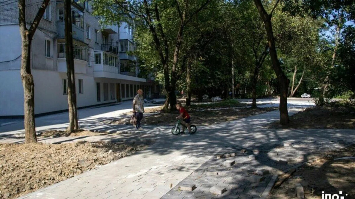 Громадський простір у Львові: фонтан, тренажери та петанк біля ЦНАПу