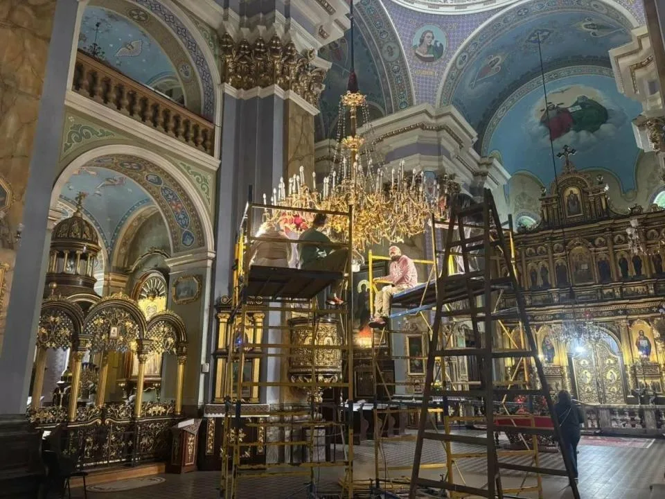 Реставрація люстр Преображенської церкви у Львові: як зберігають історичні світильники