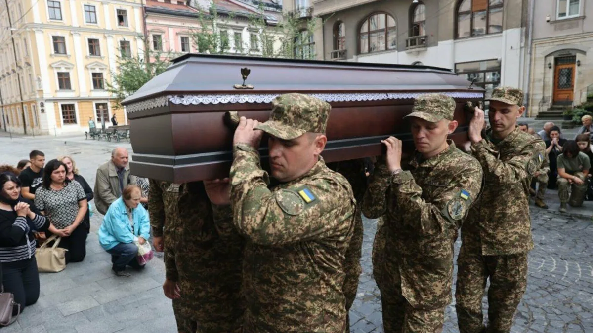 У Львові прощаються із загиблим захисником: церемонія на площі Ринок