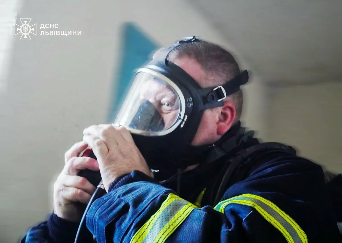 Як рятувальники врятували жінку з задимленої квартири на Львівщині