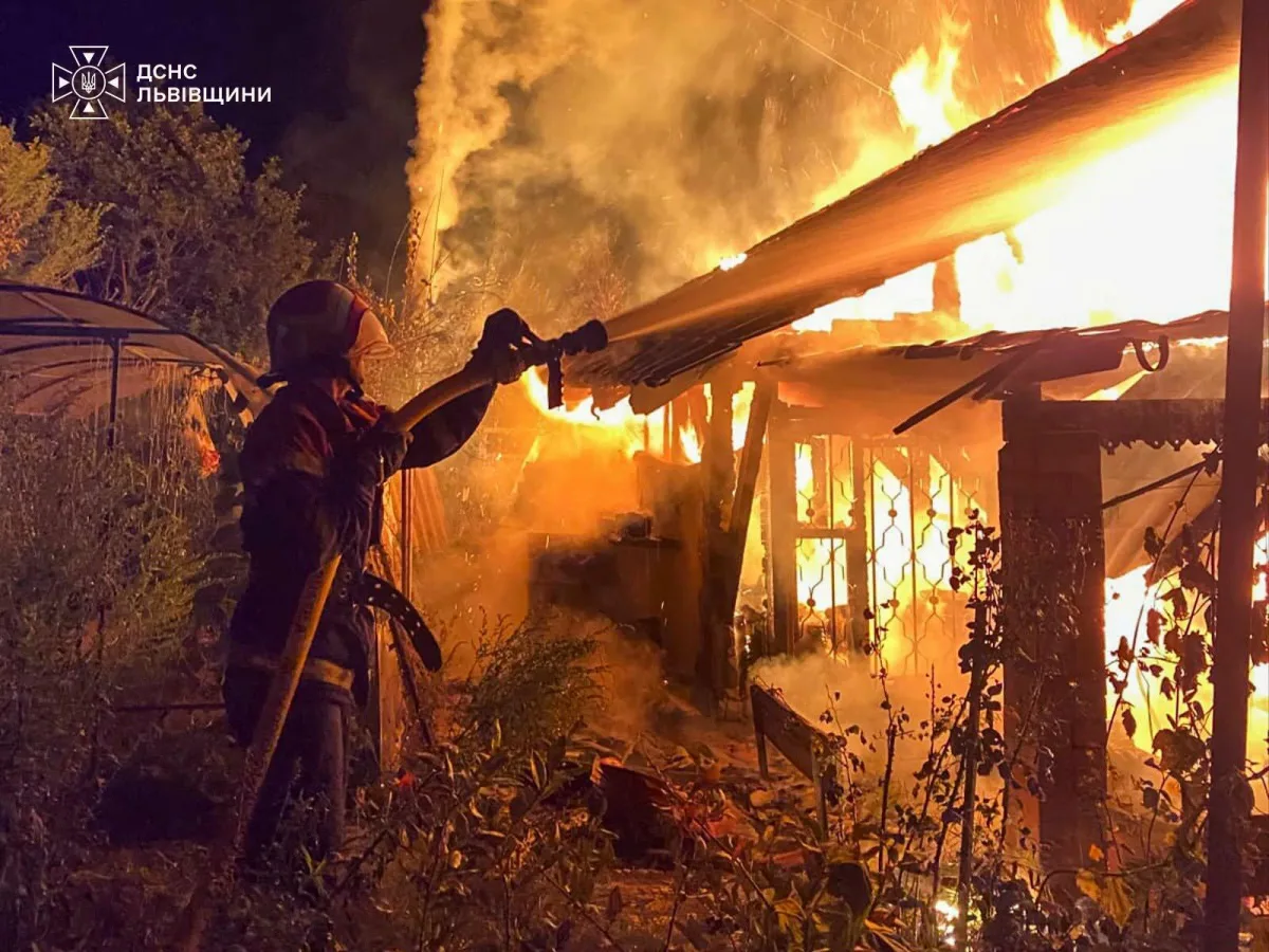 Пожежа у Винниках: як 11 рятувальників гасили два дачні будинки