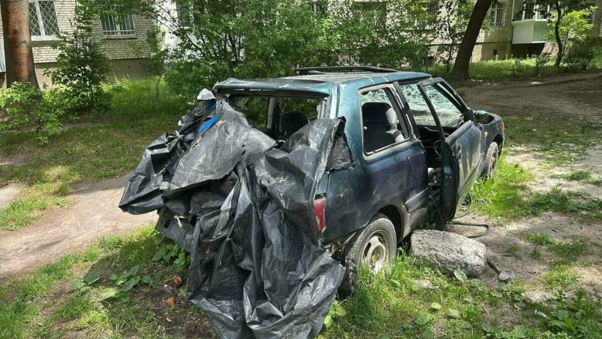 У Львові прибирають покинуті авто: як місто повертає простір вулиць